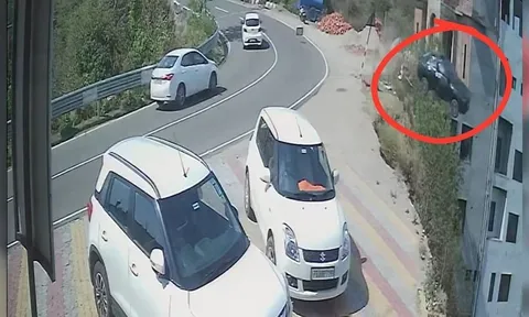 Clip: Xe mất lái lao xuống vực, bốc cháy dữ dội sau tiếng nổ lớn, 2 người thiệt mạng