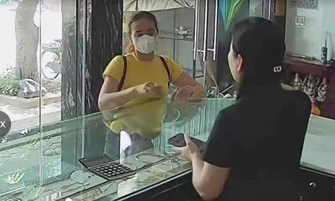 Clip người phụ nữ áo vàng cướp giật ở tiệm vàng rồi bỏ chạy, bà chủ nhảy qua cửa kính, đuổi theo nhưng không kịp