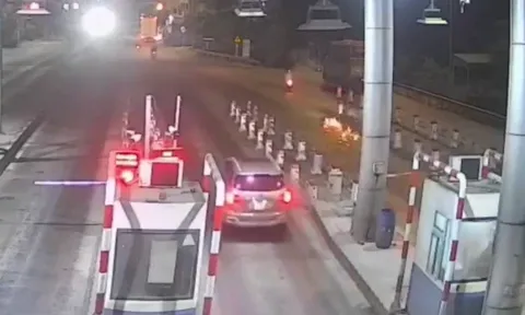 Bị rượt đuổi trên quốc lộ 1, nam sinh lớp 9 tử vong sau khi tông vào barie trạm thu phí: Camera ghi lại cảnh bàng hoàng