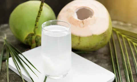 Nước dừa có giúp giải nhiệt mùa hè? Ai không nên uống?