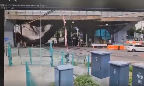 Cầu vượt bất ngờ đổ sập khiến 3 người tử vong: Camera ghi lại khoảnh khắc kinh hoàng