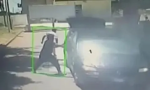 4 thi thể trong ô tô cháy rụi ở Ý: Camera tiết lộ manh mối rúng động