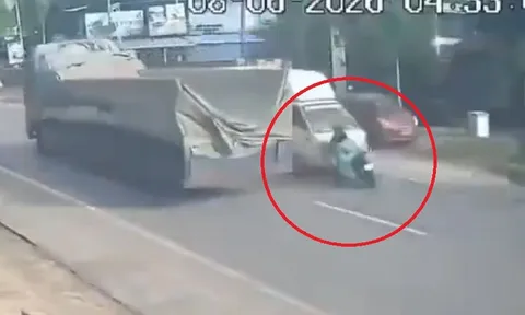 Kinh hãi khoảnh khắc xe máy đâm trực diện xe tải, người đàn ông 60 tuổi thiệt mạng, 3 người khác bị thương