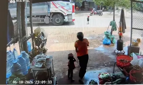 Bé trai 3 tuổi chạy qua đường, bị xe tải cán tử vong: Camera ghi lại khoảnh khắc đau lòng