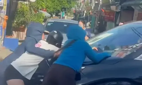 Vụ 3 người phụ nữ nằm trên nắp capo ô tô đang chạy trên đường phố Hà Nội, nghi "đánh ghen": Camera ghi gì?