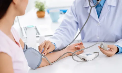 Điều kiện hưởng 100% chi phí KCB đối với người tham gia BHYT 5 năm liên tục là gì?