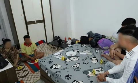 Bắt quả tang 1 "hot girl" cùng 3 gã đàn ông "làm chuyện mờ ám" trong phòng ngủ