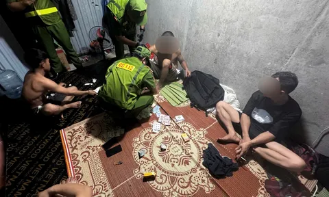 Bắt quả tang 4 người đàn ông làm "điều mờ ám" trong tầng hầm công trường ở Hà Nội, thu giữ nhiều tiền tại hiện trường