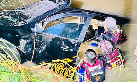 Ô tô lao xuống kênh lúc nửa đêm, trục vớt xe phát hiện 2 người đã tử vong