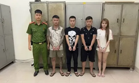 Bắt quả tang 1 thiếu nữ cùng 2 gã thanh niên "làm điều mờ ám" trong căn phòng 202, thu giữ nhiều "dụng cụ" và "nước vui"