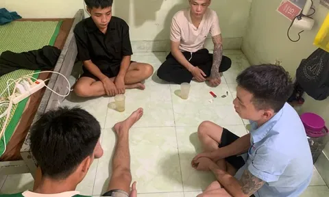 4 gã đàn ông làm "chuyện động trời" trong phòng trọ, cất giấu thứ "đáng sợ" trong nhà vệ sinh