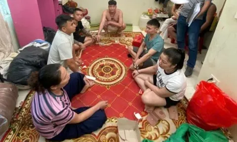 Bắt quả tang 2 "quý bà" cùng 4 gã đàn ông "làm chuyện mờ ám" trong căn nhà ở Hà Nội