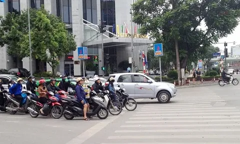 Lỡ dừng quá vạch đèn đỏ có bị phạt không? Quy định mới nhất năm 2026