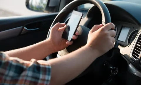 Lái ô tô nghe điện thoại năm 2026: Mức phạt mới tài xế cần biết