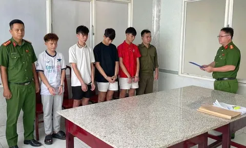 4 nam thanh niên bị bắt quả tang "làm chuyện mờ ám" trong khách sạn, công an phát hiện thứ bất ngờ tại hiện trường