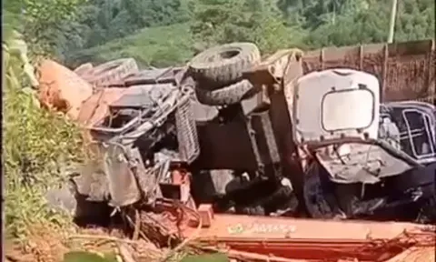Ô tô chở máy múc bị lật, đè trúng xe máy, 2 vợ chồng thiệt mạng: Hiện trường thương tâm