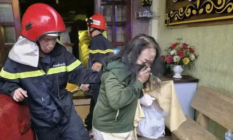 Cháy khách sạn ở TP.HCM, 2 người chết: Nhân chứng tiết lộ khoảnh khắc đau lòng