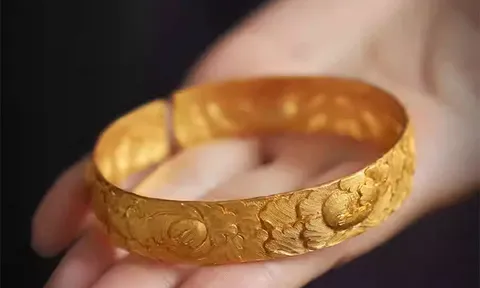 Cháu gái trộm tiền và vòng vàng, ông bà quyết định làm điều khiến cô phải ngồi tù