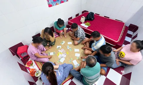 Bắt quả tang 5 "quý bà" làm "điều mờ ám" với 4 "quý ông" trong phòng ngủ