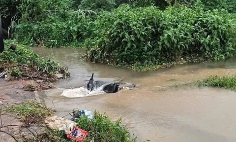 Nam sinh viên năm nhất nghi bị nước cuốn mất tích khi đi qua đường ngập sâu ở Hà Nội: Tìm thấy xe máy ở khu vực miệng cống thoát nước