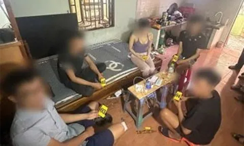 Bắt quả tang 4 người đàn ông, 1 người phụ nữ "làm chuyện mờ ám" tại nhà bếp của xưởng kính: Xác định danh tính