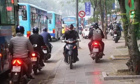 Đi xe máy lên vỉa hè vì tắc đường, có được miễn phạt?