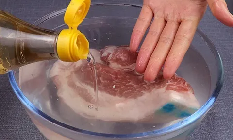 Cho dù thịt đông cứng tới đâu, chỉ cần thêm giọt này vào sẽ rã đông trong vài phút