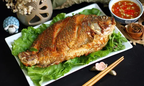 Rán cá đừng thả ngay vào chảo: Xoa thêm thứ này cá giòn rụm, không bắn dầu và không sát chảo