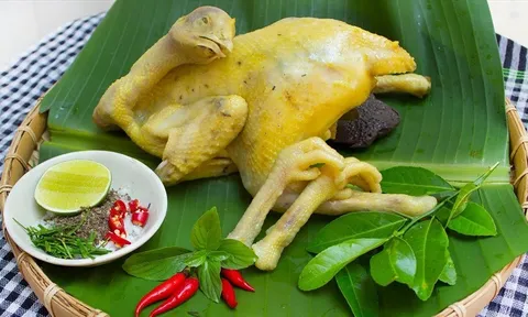 Luộc gà xong đừng vớt ngay ra đĩa: Làm thêm 1 bước da giòn sần sật, thịt chắc, chặt không bị nát