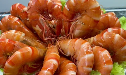 Thả nắm lá này vào luộc tôm: Con nào con nấy đỏ au, thịt thơm chắc nịch