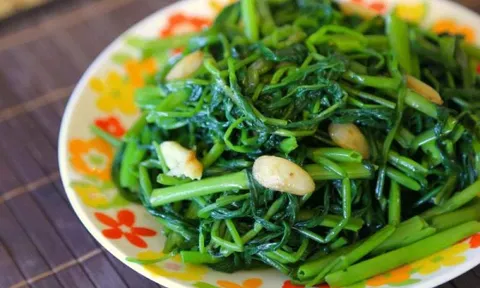 Mẹo xào rau muống xanh ngát, giòn ngon, để lâu không thâm xỉn