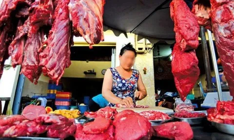 Tai sao ở chợ người bán thường treo thịt bò lên cao, thịt lợn thì bày dưới bàn? 90% người không biết lý do