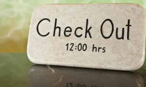 Tại sao khách sạn cho nhận phòng lúc 14h nhưng lại yêu cầu trả phòng lúc 12h? Khách hàng có thiệt không?