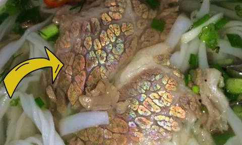 Miếng thịt bò ánh lên 7 sắc cầu vồng có ăn được nữa không?
