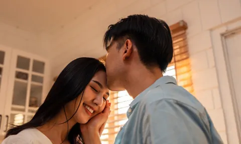 Ngoài chuyện chăn gối: Đàn ông có 5 dấu hiệu này chứng tỏ yêu thương vợ thật lòng