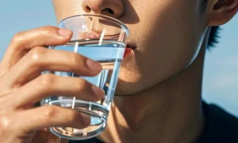 Có nên uống nước đun sôi để nguội để qua đêm hay không?