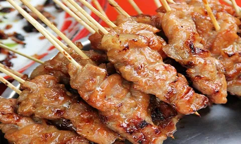 Cách ướp thịt xiên nướng ngon mềm, thơm nức như ngoài hàng, ăn là mê ngay