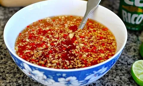 Cách pha nước mắm chua ngọt tỏi ớt nổi "bồng bềnh"