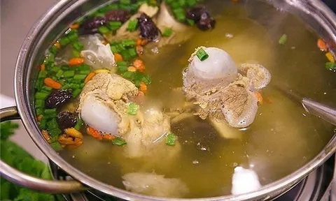 Tại sao bạn không nên cho muối từ đầu khi ninh xương?
