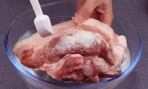 Thịt đông cứng như gạch, thêm 2 nguyên liệu này vào sẽ rã đông trong vòng 5 phút