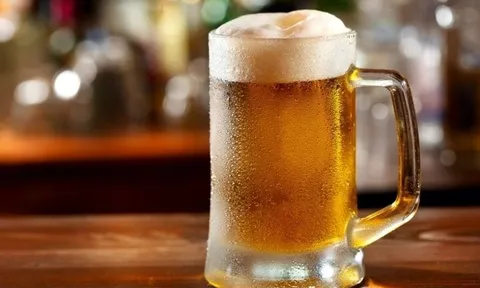 Rót bia có bọt hay không có bọt uống sẽ ngon hơn?