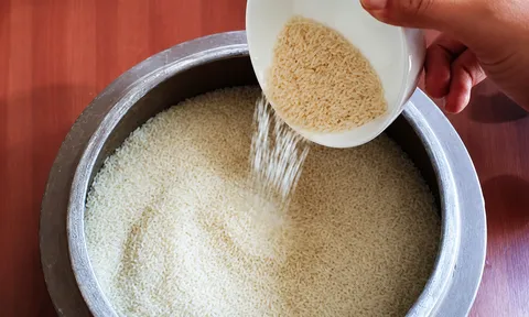 Các cụ nói: "Gạo trong thùng gốm giàu 3 họ, gạo đựng thùng nhựa khó 3 đời", tại sao?