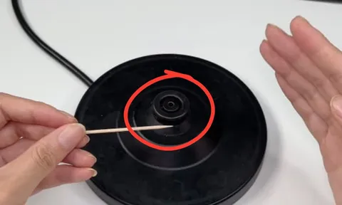 Cắm tăm bông vào ấm siêu tốc: Mẹo nhỏ mang lại lợi ích tuyệt vời, ai không biết quá phí