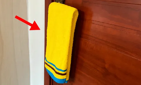 Tại sao bạn nên treo khăn ướt trên tay nắm cửa khi vừa nhận phòng khách sạn?