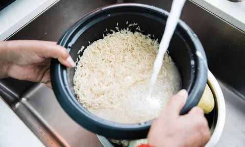 Vì sao không nên vo gạo trực tiếp trong ruột nồi cơm điện?