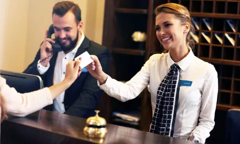 Tại sao lễ tân khách sạn không bao giờ nói to số phòng của khách?