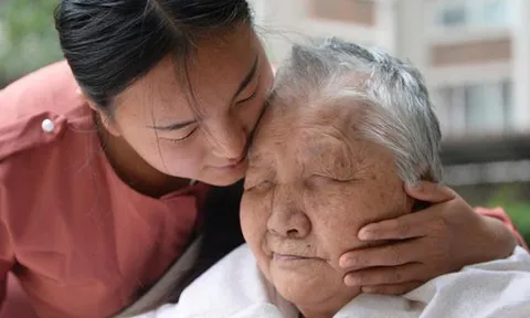 Về già ốm đau nằm trên giường bệnh mới nhận ra, chỉ có 3 người này là thương ta nhất