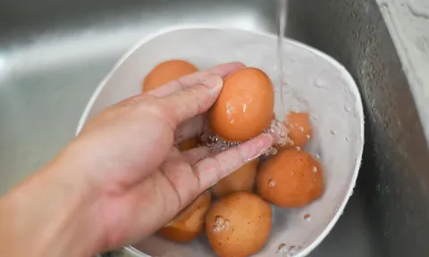 Có nên rửa trứng gà, trứng vịt trước khi cất vào tủ lạnh?