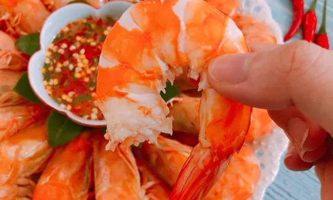 Luộc tôm nên dùng nước sôi hay nước lạnh sẽ ngon hơn?