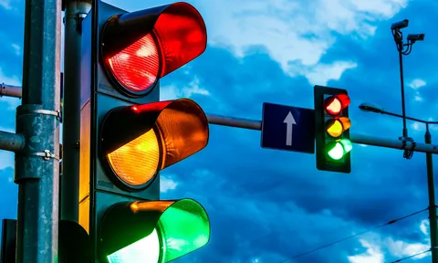 Tại sao đèn giao thông có 3 màu xanh, vàng, đỏ mà không phải màu khác?